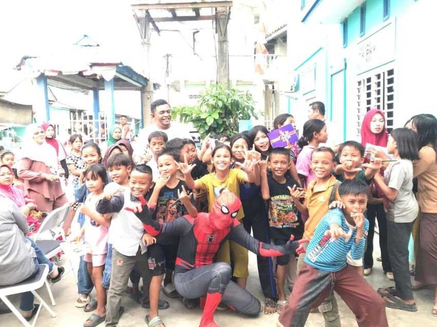 Meriahkan HUT RI ke-80, Pemdes Bogak Hadirkan Spiderman di Tengah Warga