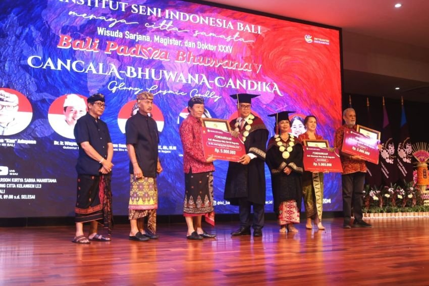 Gubernur Bali Hadiri Wisuda ISI Bali ke-35 dan Buka Festival Internasional Padma Bhuwana V 2025