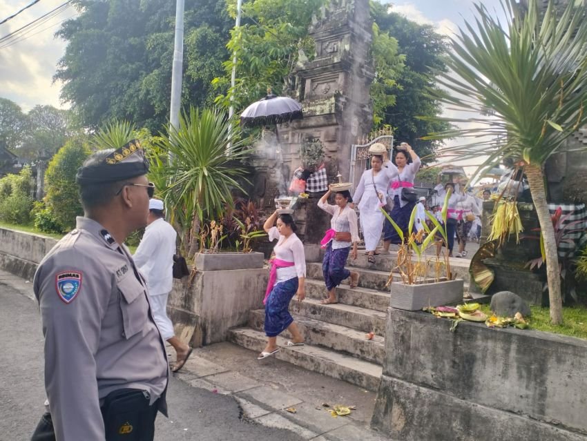 Bhabinkamtibmas Sumerta Kaja Kawal Piodalan di Pura Puseh, Sinergi Polri dan Pecalang Jaga Keamanan Upacara
