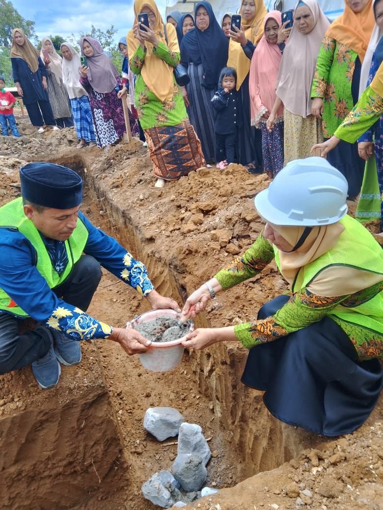Ketua PW Aisyiyah Aceh Resmikan Peletakan Batu Pertama TK Bustanul Athfal Buntul Permata