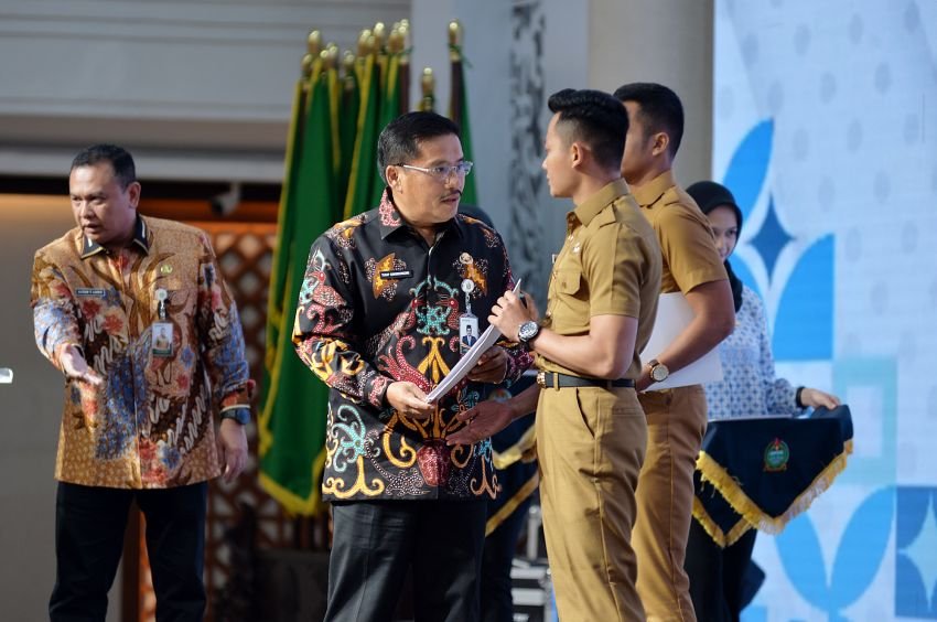 Sekdaprov Sumut Serahkan 64 SK CPNS Lulusan IPDN, Siap Ditempatkan di 33 Kabupaten/Kota