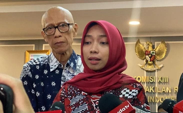 Istri Arya Daru Pertanyakan Penetapan Kondom Sebagai Barang Bukti: “Itu Barang Saya”
