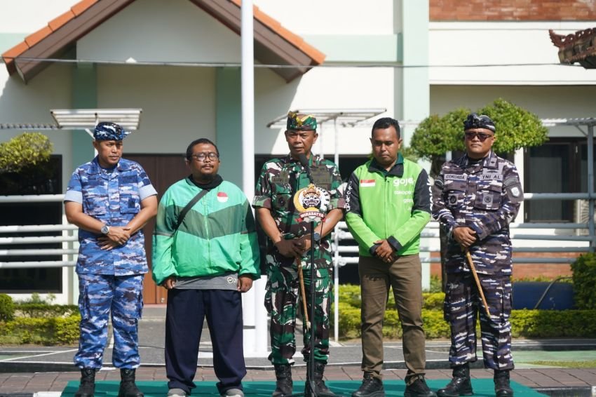 Aksi Damai Solidaritas Ojol dan TNI Warnai Denpasar, Suarakan Perdamaian dan Bela Sungkawa untuk Affan Kurniawan