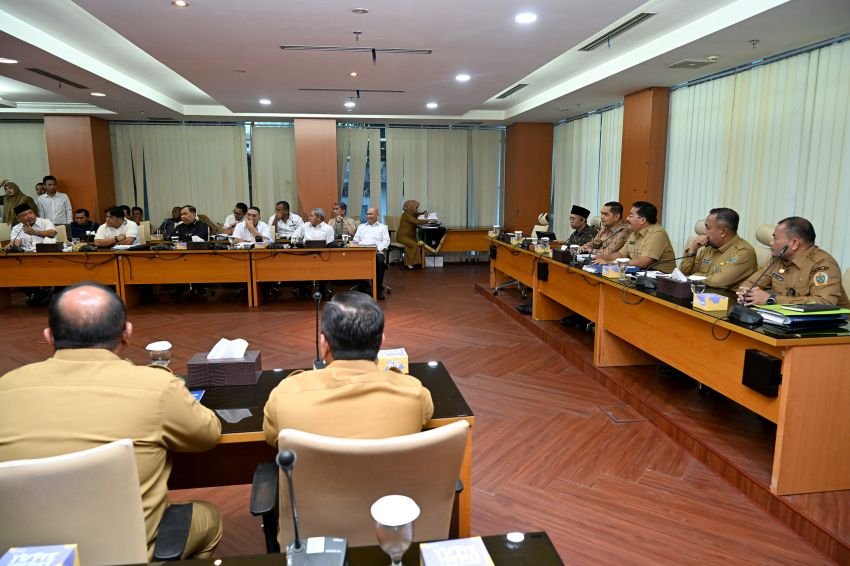 Sekdaprov Sumut Serahkan Rancangan KUA-PPAS Perubahan APBD 2025 ke Banggar DPRD