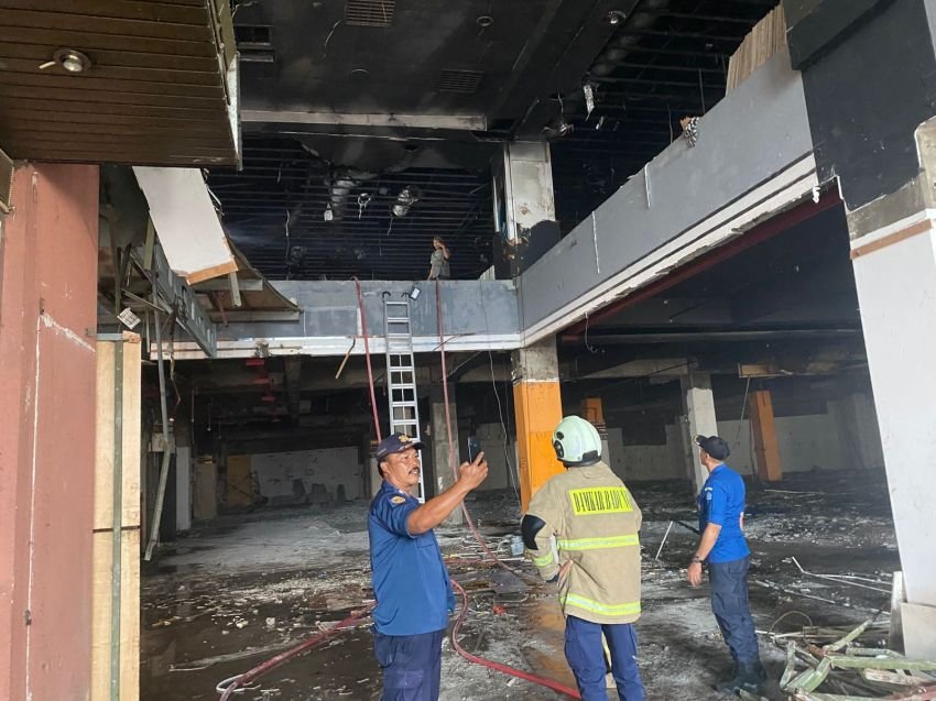 Kebakaran Landa Ex Mall Matahari Kuta Square, Polisi Pasang Police Line dan Lakukan Penyelidikan