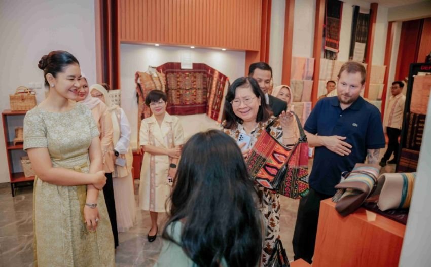 Kahiyang Ayu Perkenalkan Wastra Khas Sumut kepada Istri Dubes AS dalam Kunjungan ke Galeri Medan