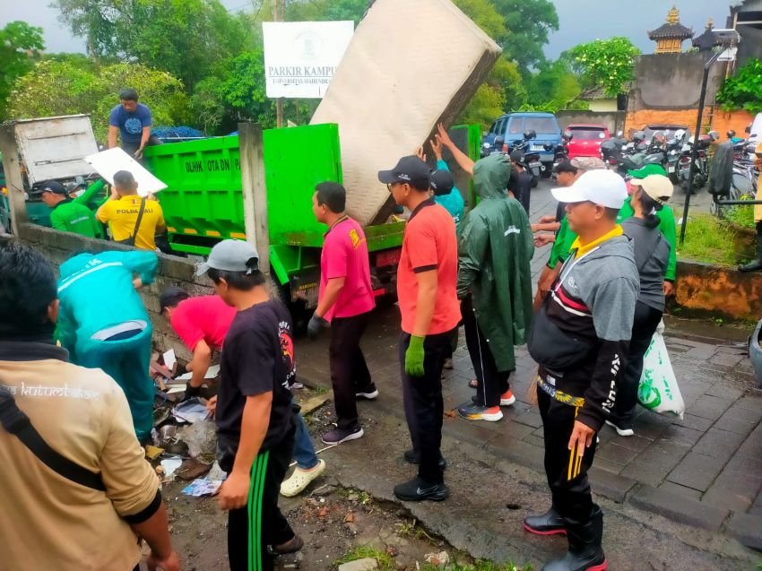 Polsek Denpasar Utara, TNI, dan Warga Bersihkan Pura Taman Biji Pasca Banjir