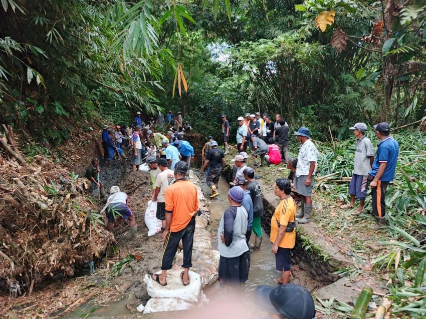 Danramil Penebel Turun Tangan Bersama Warga Bersihkan Subak Serason yang Jebol