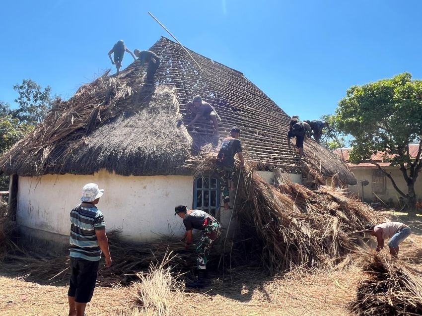 Satgas Yonif 741/GN Pos Laktutus Bersama Masyarakat Bongkar Atap Rumah Adat Suku Talla
