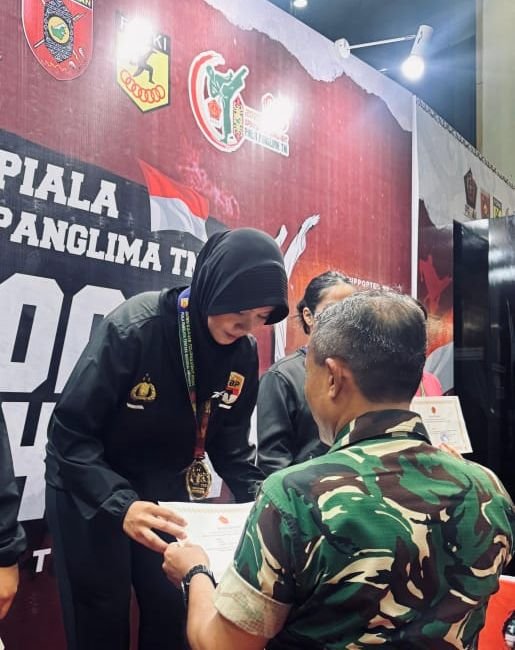 Polwan Baharkam Juara! Bripda Salma Aulia Sumbang Emas di Kejuaraan Karate Piala Panglima TNI 2025