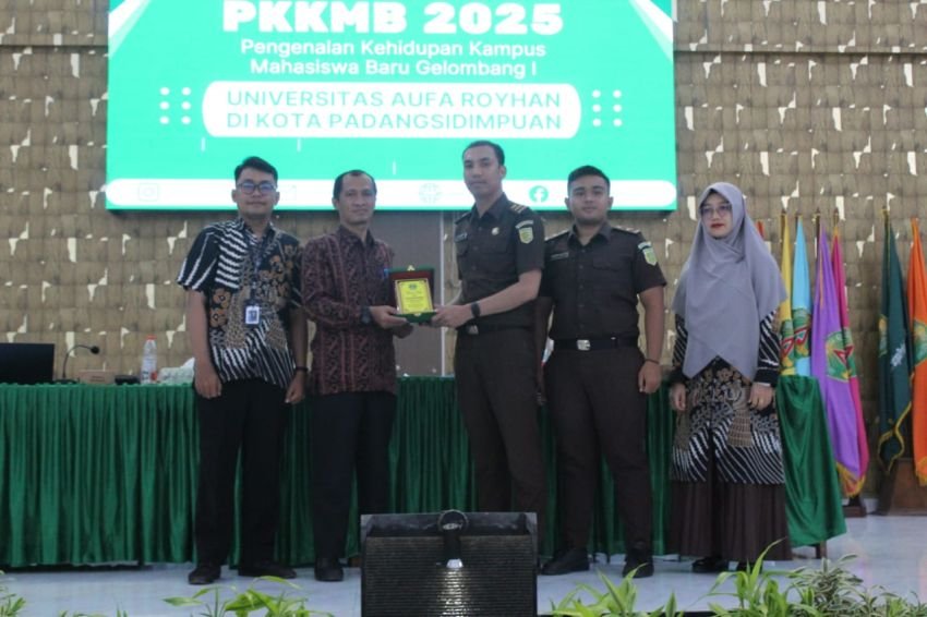 UNAR dan Kejari Padangsidimpuan Sosialisasikan Antikorupsi di Hadapan Mahasiswa Baru