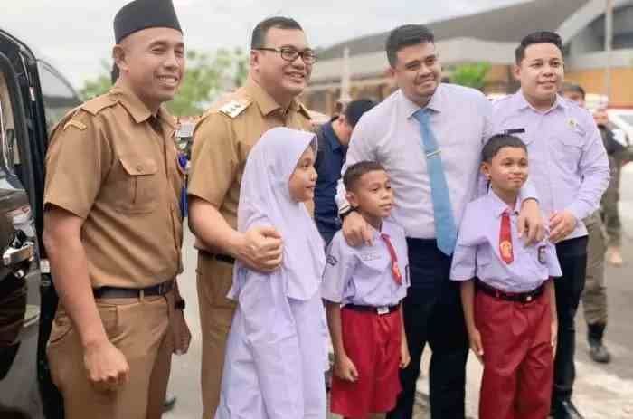 Tiga Bocah Viral Bersihkan Mushola Sekolah Dapat Apresiasi Langsung dari Bupati dan Gubernur Sumut