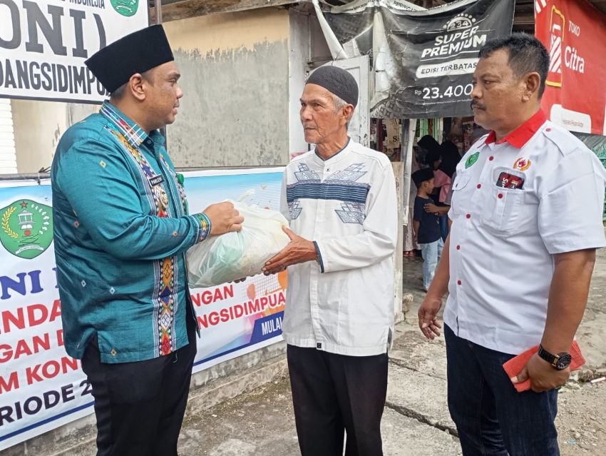 Daftar Jadi Calon Ketua KONI, Harry Pahlevi Bagikan Sembako untuk Atlet Cabor Padangsidimpuan