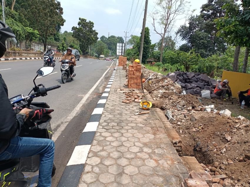 Proyek Pagar di ZA. Pagar Alam Diprotes Warga: Tak Ada Papan Informasi, Minim Pengawasan