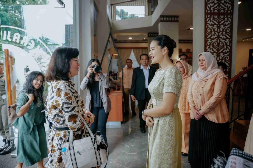 Kahiyang Ayu Kenalkan Wastra Khas Sumut kepada Istri Dubes AS