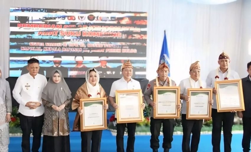 Siti Hediati dan Sejumlah Pejabat Negara Raih Gelar Adat Komering di Panen Raya Jagung OKU Timur