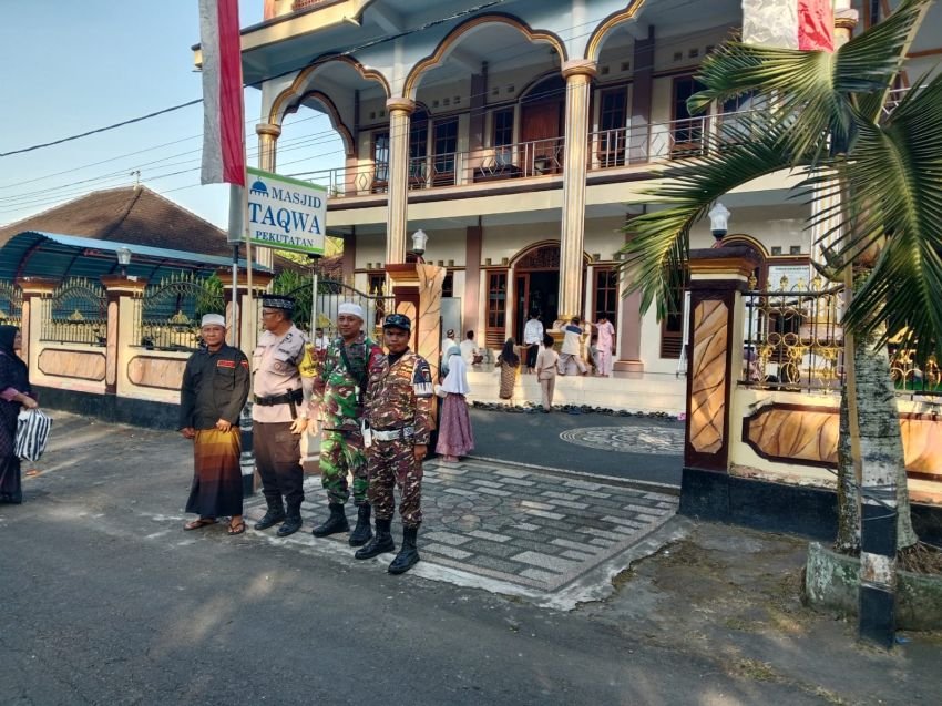 Babinsa dan Bhabinkamtibmas Kawal Peringatan Maulid Nabi di Masjid Taqwa Pekutatan