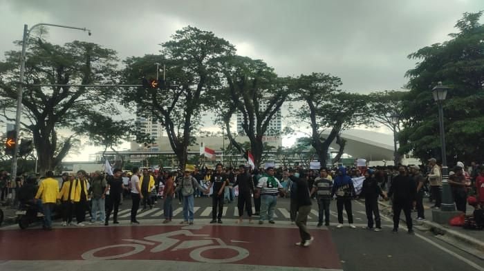 Meski Diguyur Hujan Deras, Mahasiswa Se-Sumut Tetap Semangat Suarakan Tuntutan di DPRD Sumut