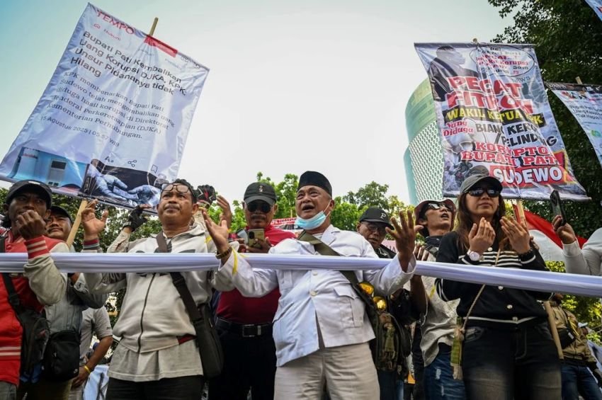 Warga Pati Kepung Gedung KPK: “Tangkap Sudewo Sekarang Juga!”