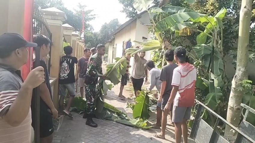 Babinsa Koramil 0808/06 Srengat Ajak Warga Desa Maron Jaga Kebersihan Lingkungan