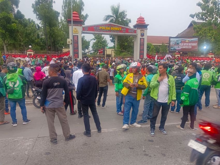 Ratusan Driver Ojol Unjukrasa di Mapolda Sumut