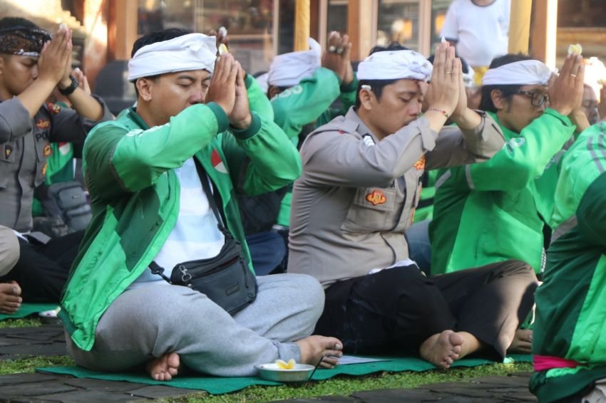 Polda Bali dan Komunitas Ojol Gelar Doa Bersama untuk Affan Kurniawan