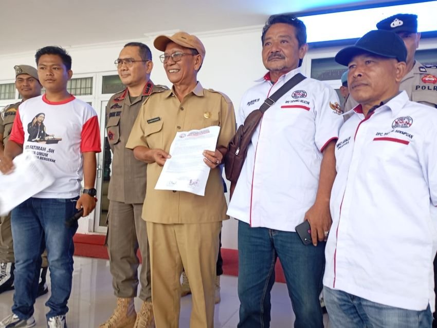 Puluhan Massa WIB Serbu Kantor Dinkes Tapsel, Tuding Pejabat Dekat Bupati Monopoli Proyek