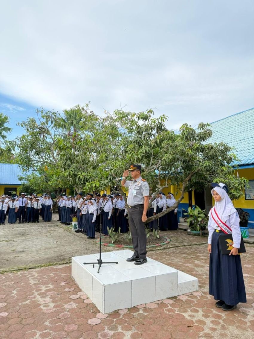 Kalapas Labuhan Ruku Soetopo Berutu Jadi Pembina Upacara di SMPN 1 Talawi, Tekakan Bahaya Penyalahgunaan Narkotika.