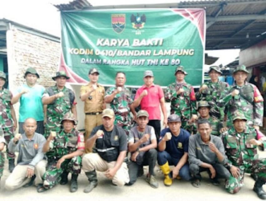 HUT ke-80 TNI, Koramil 410-01/Panjang Gelar Karya Bakti Bersihkan Drainase di Way Dadi