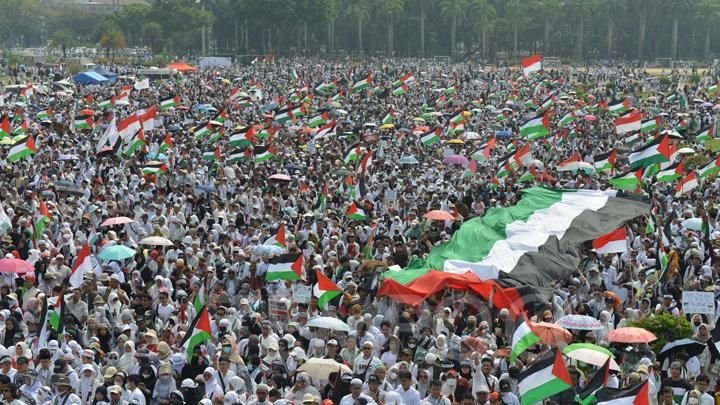 “Indonesia Lawan Genosida”:Aksi Damai Bela Palestina di Patung Kuda Berakhir Tertib, Massa Mulai Bubarkan Diri