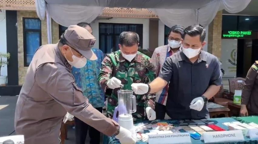 Kejari Lampung Utara Hancurkan Barang Bukti, Pesan Tegas Lawan Narkoba dan Kejahatan