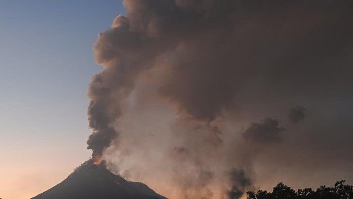 Dari Puncak ke Langit Flores Timur: Lewotobi Laki-laki Erupsi Hebat Pagi Ini