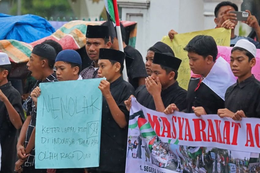Puluhan Warga Aceh Gelar Aksi Solidaritas untuk Palestina di Masjid Raya Baiturrahman