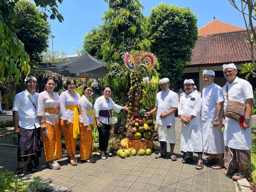 Lomba Gebogan Buah Lokal di Pura Swagina Tegaskan Komitmen Bali Padukan Pelestarian Alam dan Budaya