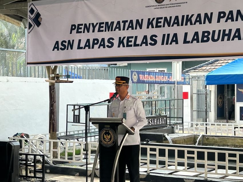 Apresiasi Kinerja, Kalapas Labuhan Ruku Sematkan Tanda Kenaikan Pangkat untuk Dua Orang Pegawai