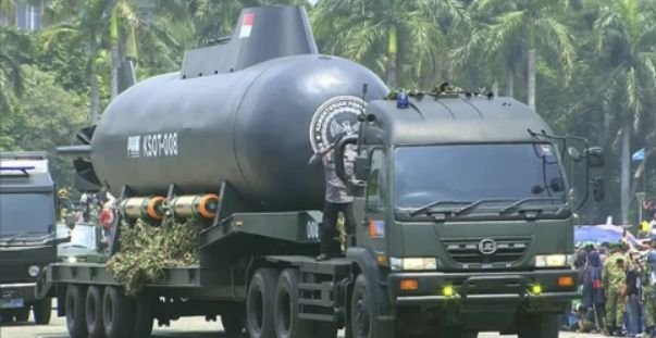 Kapal Selam Canggih Buatan Anak Bangsa Curi Perhatian di HUT ke-80 TNI