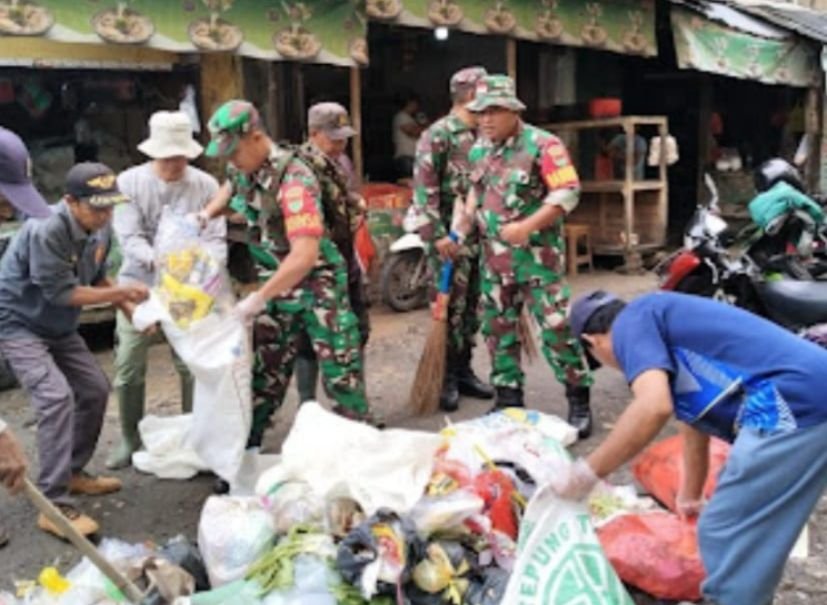 Koramil 410-05/Tanjung Karang Pusat Gelar “Kamis Bersih” untuk Wujudkan Pasar Sehat dan Nyaman