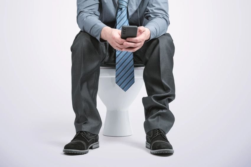 Waspada! Kebiasaan Main Ponsel di Toilet Picu Risiko Wasir dan Sembelit